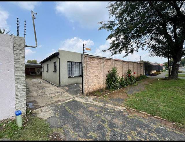 5 BEDROOM HOUSE FOR SALE IN BEZUIDENHOUT VALLEY